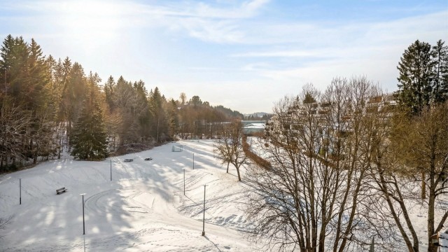 Rett utenfor døren finner du flotte friområder for lek og rekreasjon.