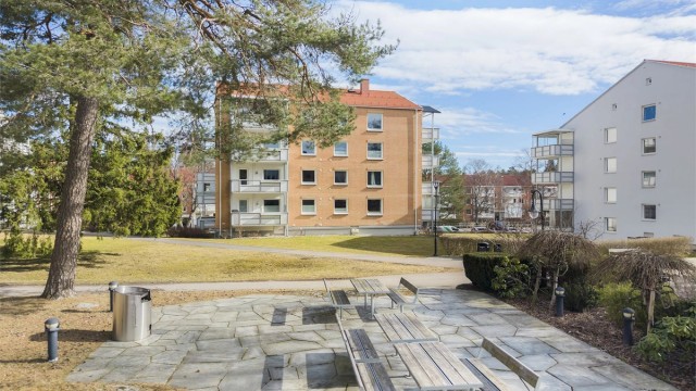Borettslaget har hyggelige, opparbeidede uteplasser for beboerne.