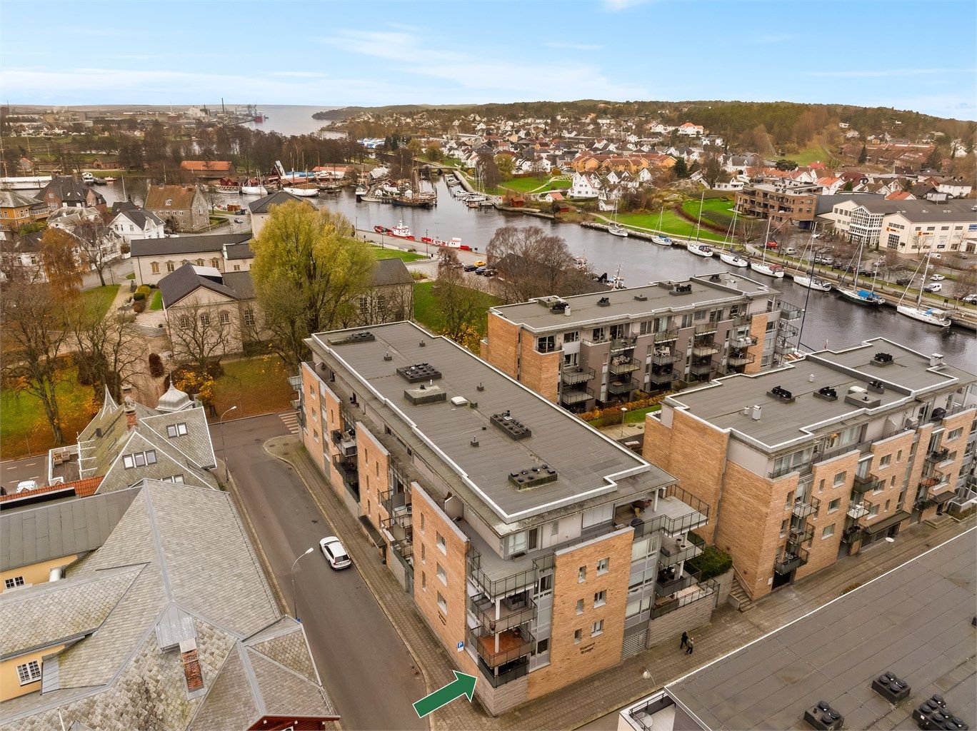 Leiligheten inngår i hjørnet av andre etasje.