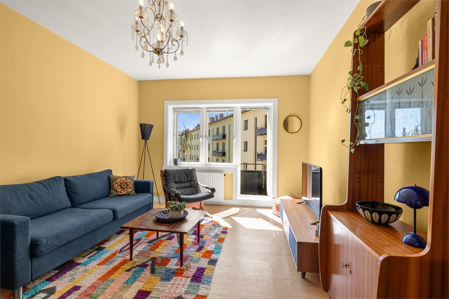 Lys og romslig stue med god plass til sofaseksjon, stuebord og tilhørende mediemøblement.