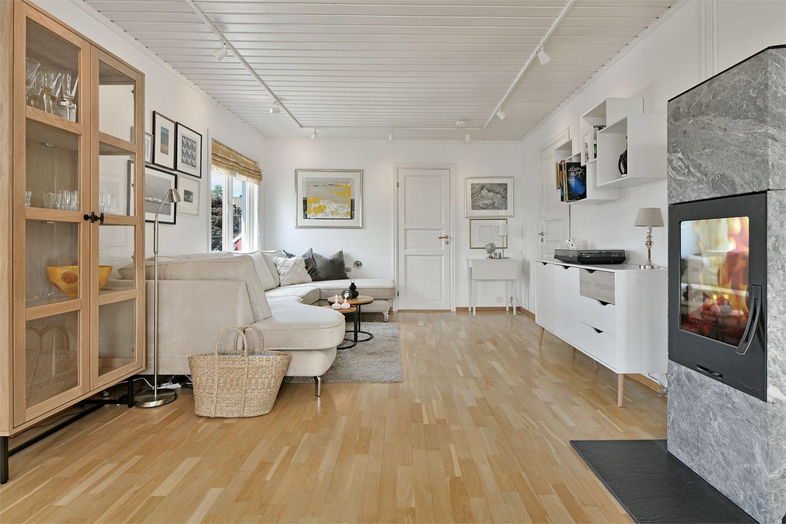 Stue - god plass til sofaløsning, bord og tilhørende møblement - peisovn (kleberstein) fra 2010