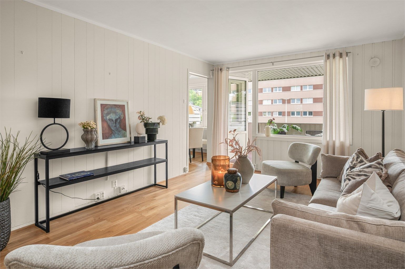 Velkommen til Serinelystveien 42D – en gjennomlys leilighet i første etasje med rolig beliggenhet på Nyborg, stor balkong og kort vei til både sentrum, servicetilbud og Bymarka.
Foto: Harald Wanvik v/ Interiørfoto.