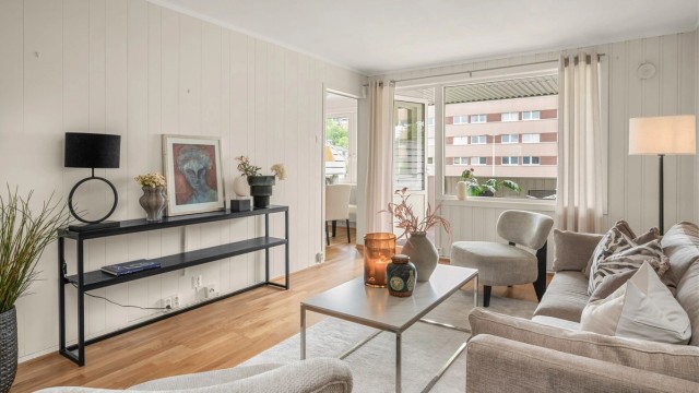 Velkommen til Serinelystveien 42D – en gjennomlys leilighet i første etasje med rolig beliggenhet på Nyborg, stor balkong og kort vei til både sentrum, servicetilbud og Bymarka.
Foto: Harald Wanvik v/ Interiørfoto.