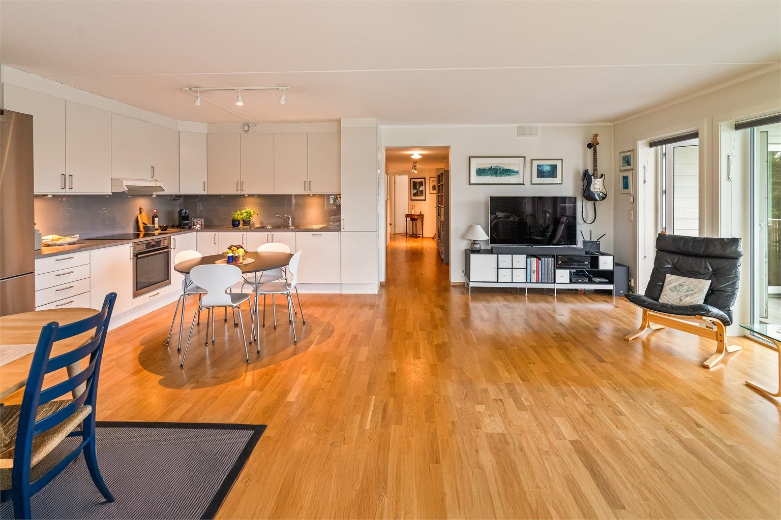 Stue/kjøkken med utgang til balkong