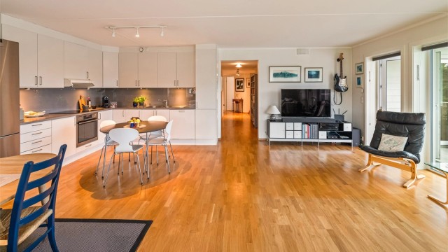 Stue/kjøkken med utgang til balkong