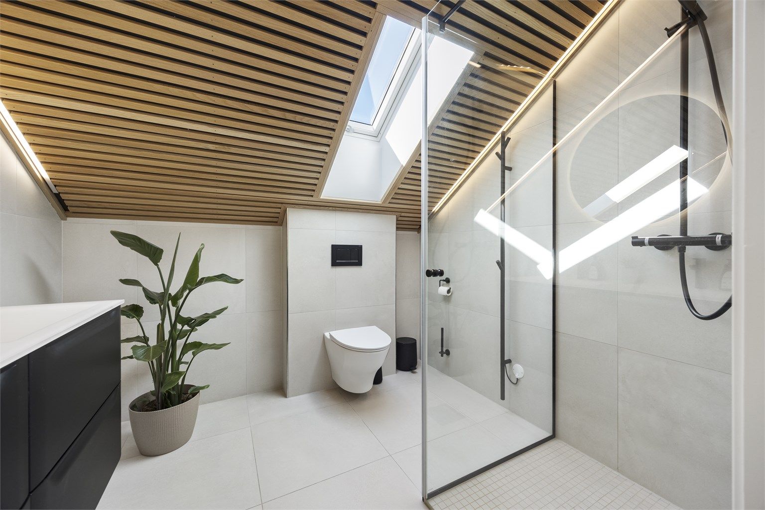 Badet i loftsetasjen ble etablert i 2021 og har et eksklusivt preg med spilehimling og takvindu.