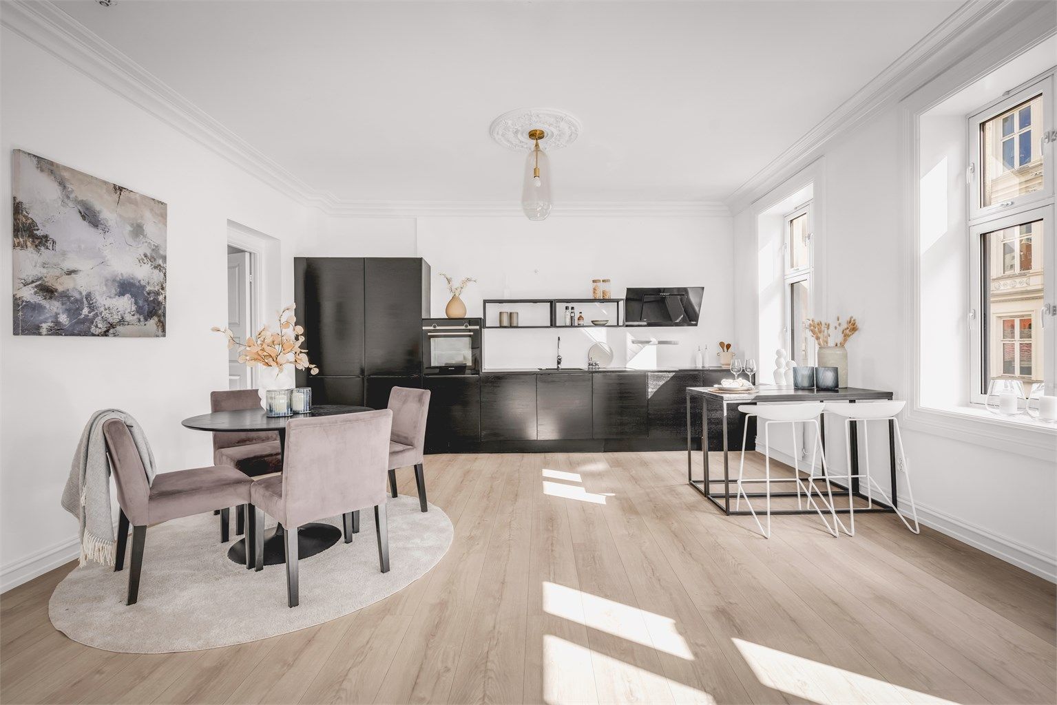 Leiligheten ligger i byggets 1. etasje (fremstår som 2.etasje mot Sporveisgata) og består av entré, gang, bad/wc, gjestetoalett, stort oppholdsrom med stue/kjøkken i åpen løsning og tre soverom. Foto: Isnitt.