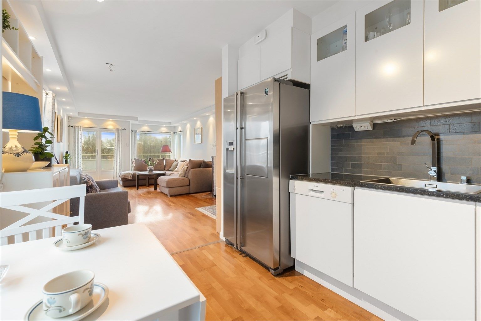 Kjøkkeninnredningen har slette fronter og god skap- og benkeplass.