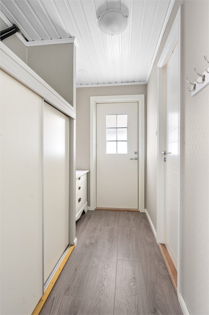 Kjelleren har egen inngang, med gulvvarme i gangen.