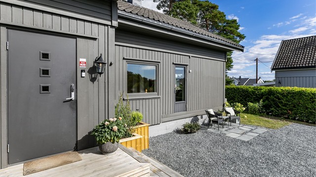Elektronisk kodelås på inngangsdøren gir nøkkelfri adkomst til boligen.