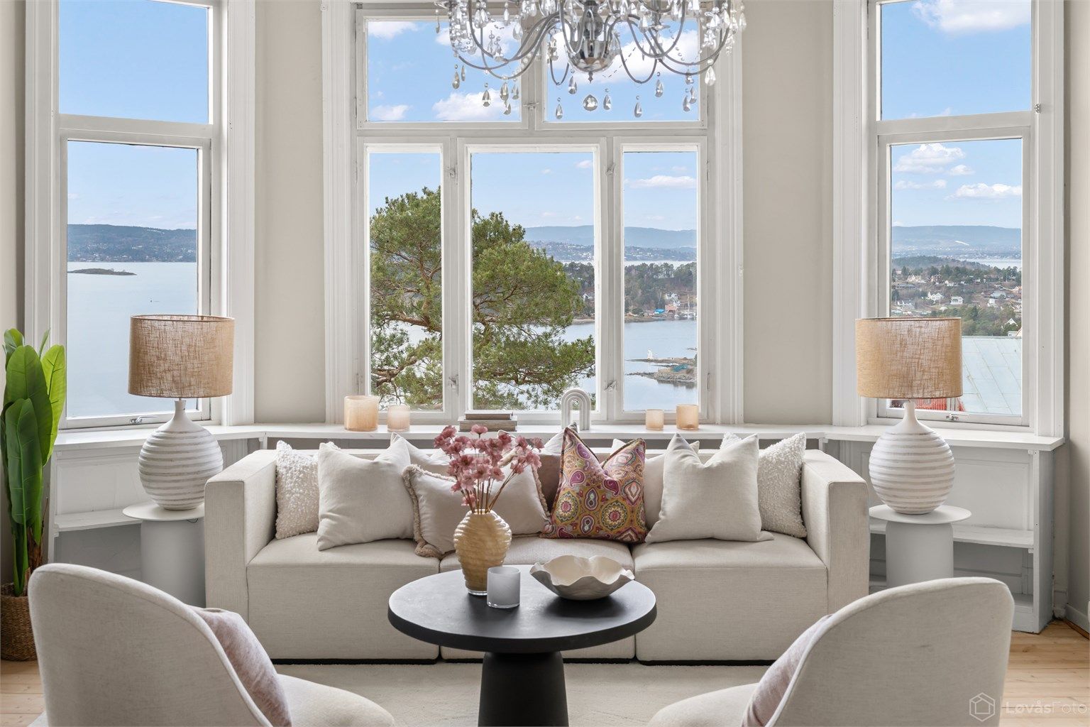 Velkommen til Vingolfveien 18 - Solrik leilighet i flott klassisk villa | Fantastisk fjordutsikt | Gode takhøyder | Parkering 