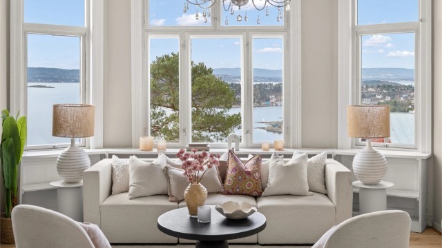 Velkommen til Vingolfveien 18 - Solrik leilighet i flott klassisk villa | Fantastisk fjordutsikt | Gode takhøyder | Parkering