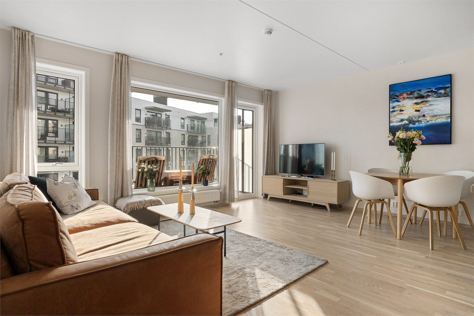 Boligen har en meget god planløsning og holder god standard. Stuen er av god størrelse med plass til sofa, tilhørende salongbord og TV-seksjon.