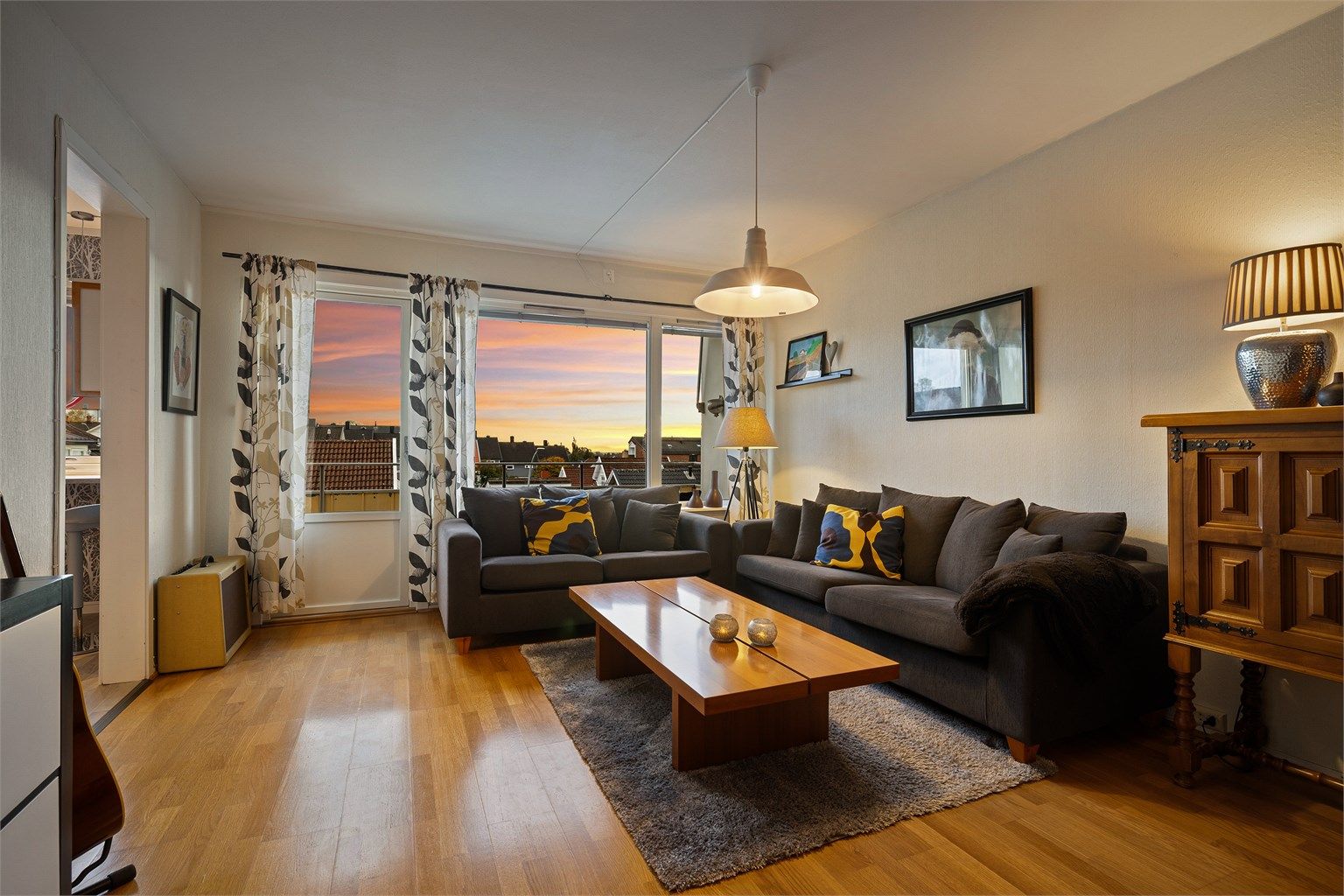 Høyden av tredje etasje gir lite innsyn til leiligheten.