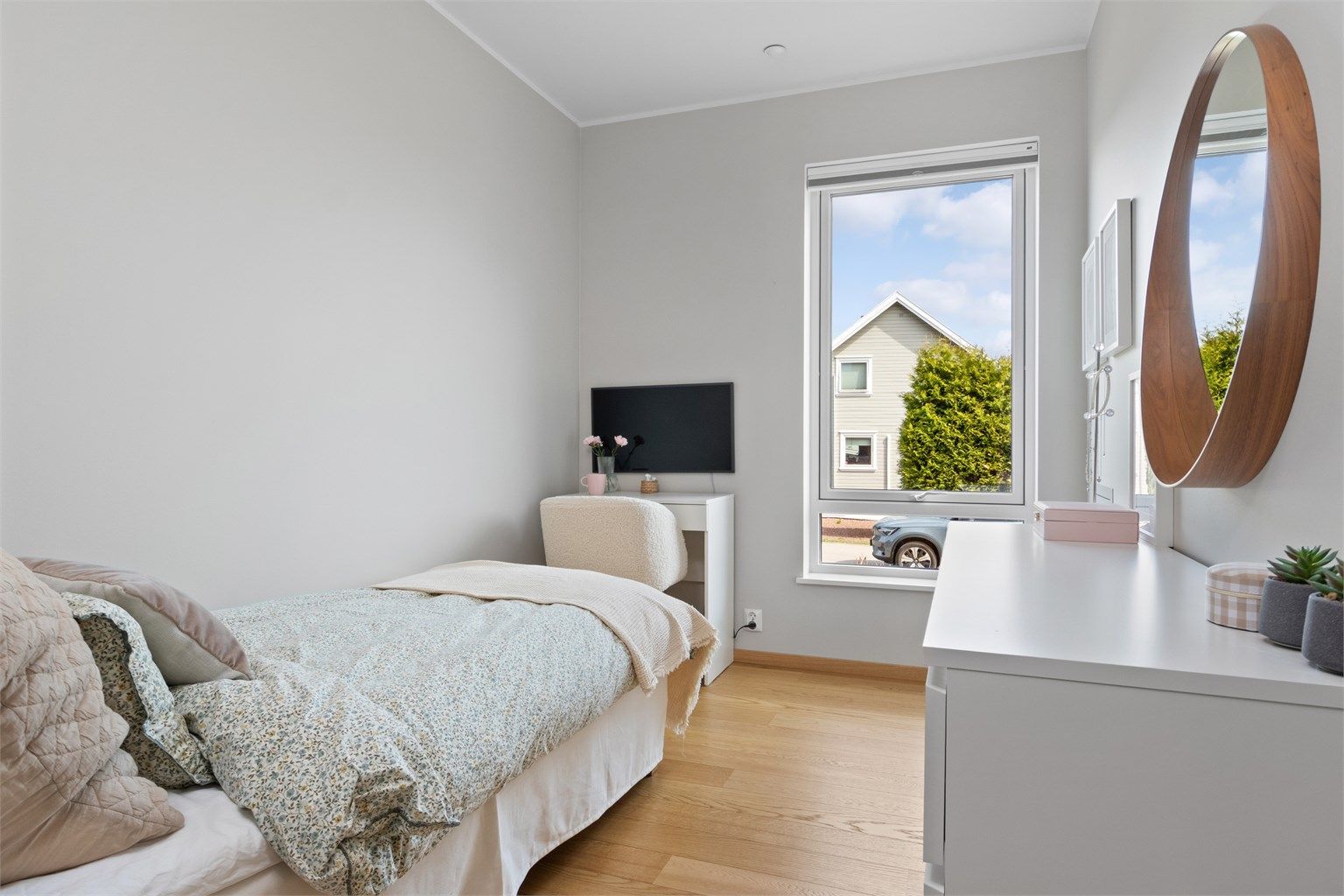 Store vinduer sørger for rikt, naturlig lysinnslipp og fint utsyn.