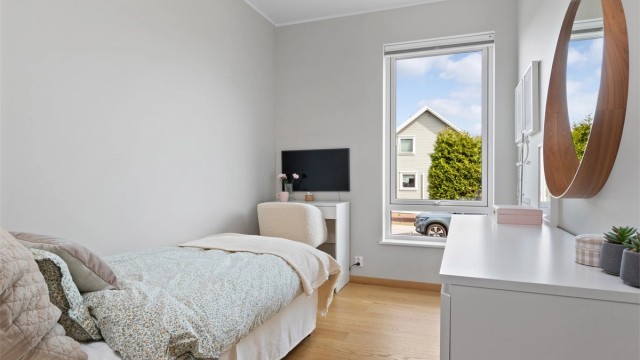 Store vinduer sørger for rikt, naturlig lysinnslipp og fint utsyn.