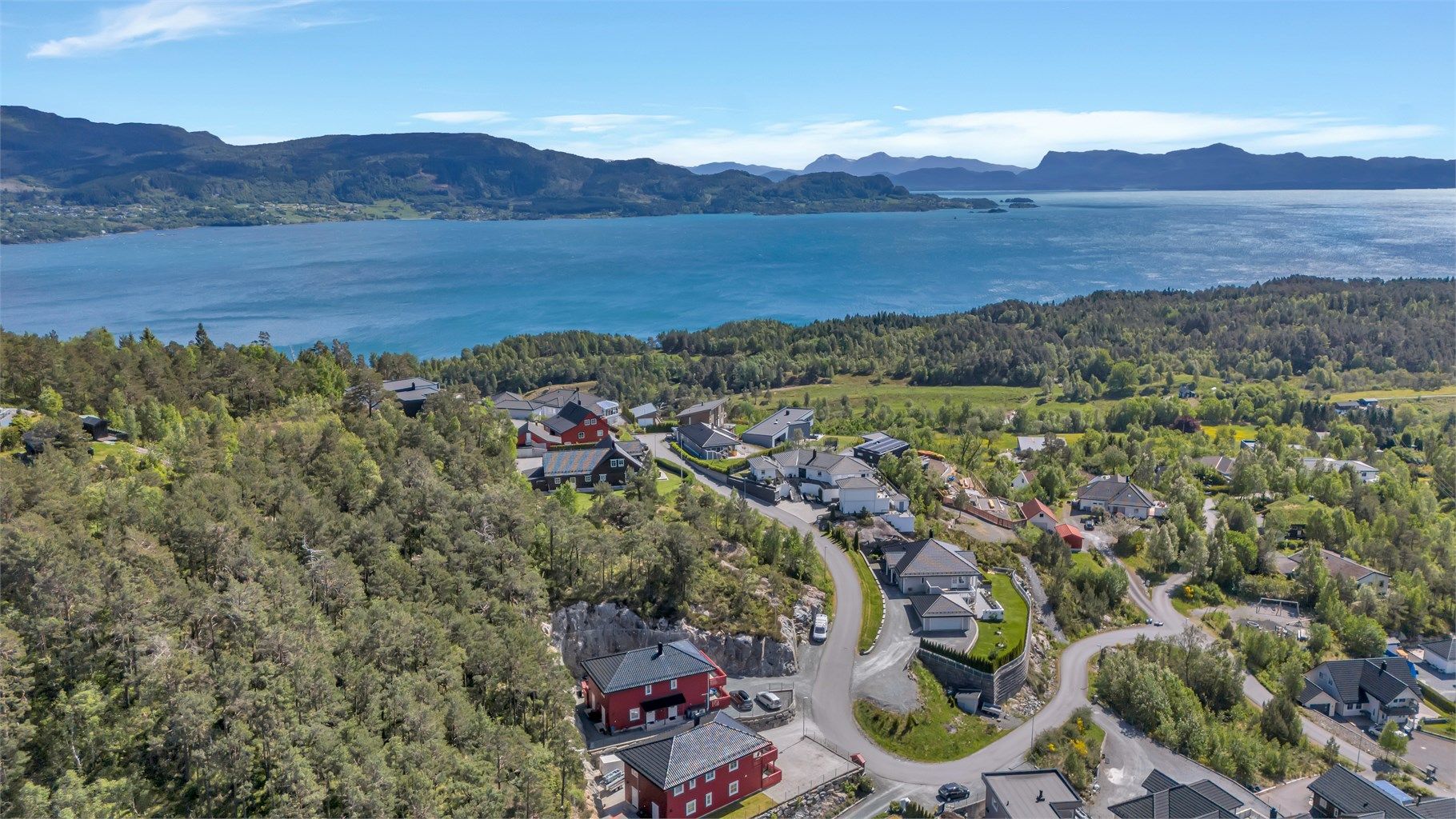  Nydelig sjøutsikt over Bjørnafjorden og sol fra tidlig morgen til sent på kveld.