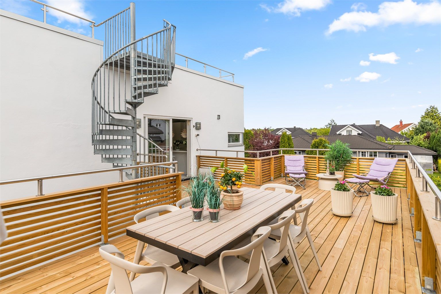Stor takterrasse med adkomst til kjøkken 