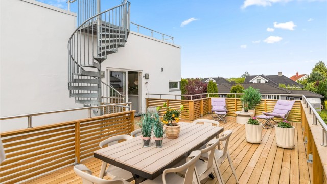 Stor takterrasse med adkomst til kjøkken