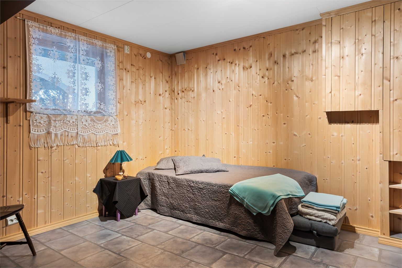 Innredet soverommet i underetasjen har også elektrisk gulvvarme. Rommet er ikke godkjent for varig opphold. 