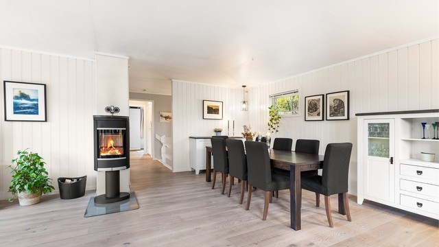 Det er god plass til en stor spisegruppe, hvor man kan samle både venner og familie.