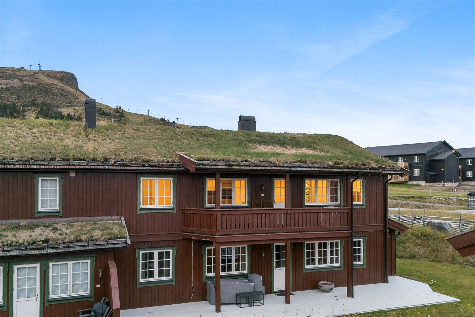 Leilighetsbygg fra 2005 med klassisk fjellarkitektur og overbygde balkongpartier.