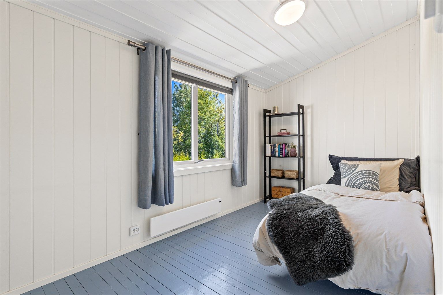 Soverom 2 er mindre, men har fortsatt god plass til seng og garderobeskap eller skrivebord. Rommet egner seg godt til barnerom eller gjesterom. 