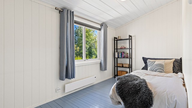 Soverom 2 er mindre, men har fortsatt god plass til seng og garderobeskap eller skrivebord. Rommet egner seg godt til barnerom eller gjesterom.