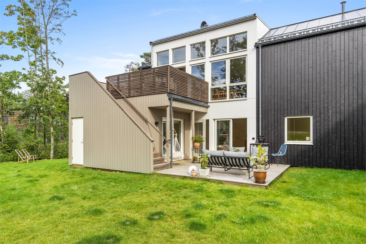 Store vindusflater og to herlige uteplasser med direkte tilgang til hagen.