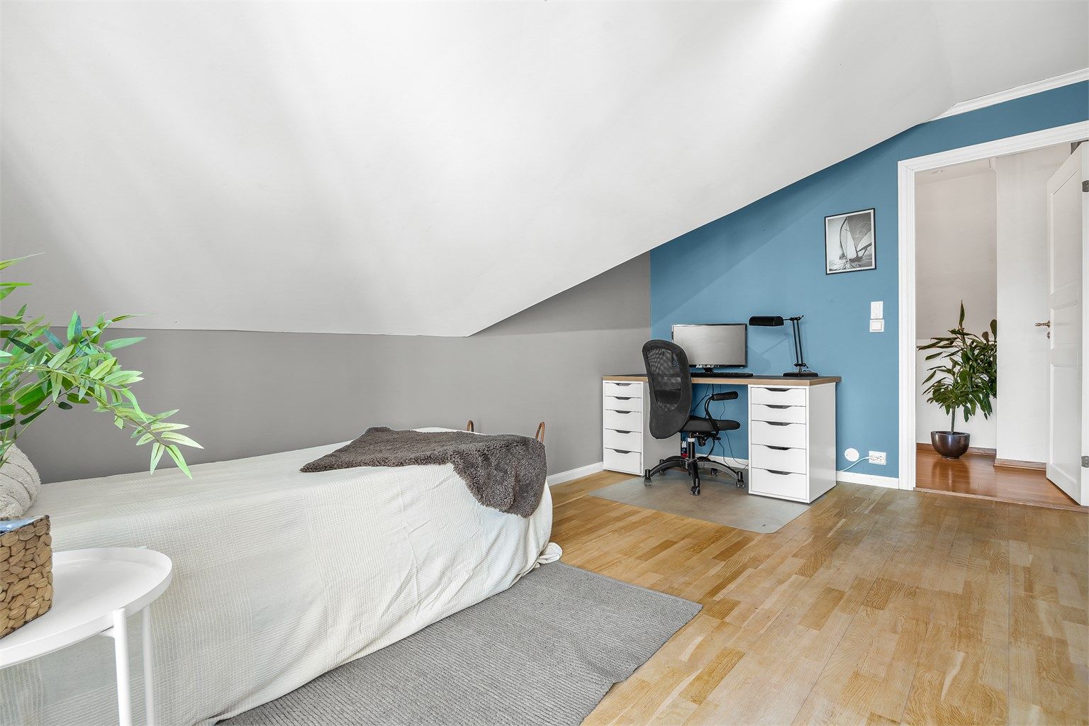 Kontoret/soverommet har god plass til en arbeidsstasjon og er adskilt fra loftstuen.