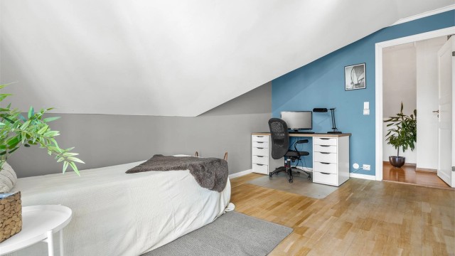 Kontoret/soverommet har god plass til en arbeidsstasjon og er adskilt fra loftstuen.