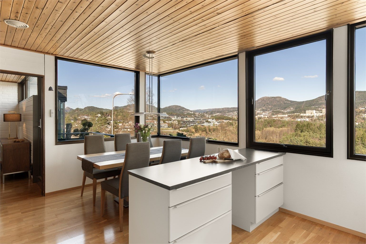 - I 2025 ble de montert screens rundt alle vinduer mot kjøkkenet -