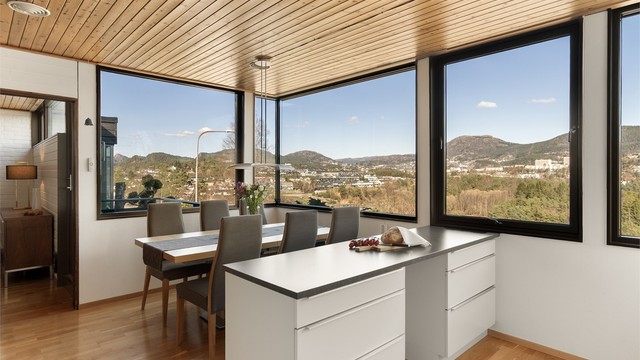 - I 2025 ble de montert screens rundt alle vinduer mot kjøkkenet -