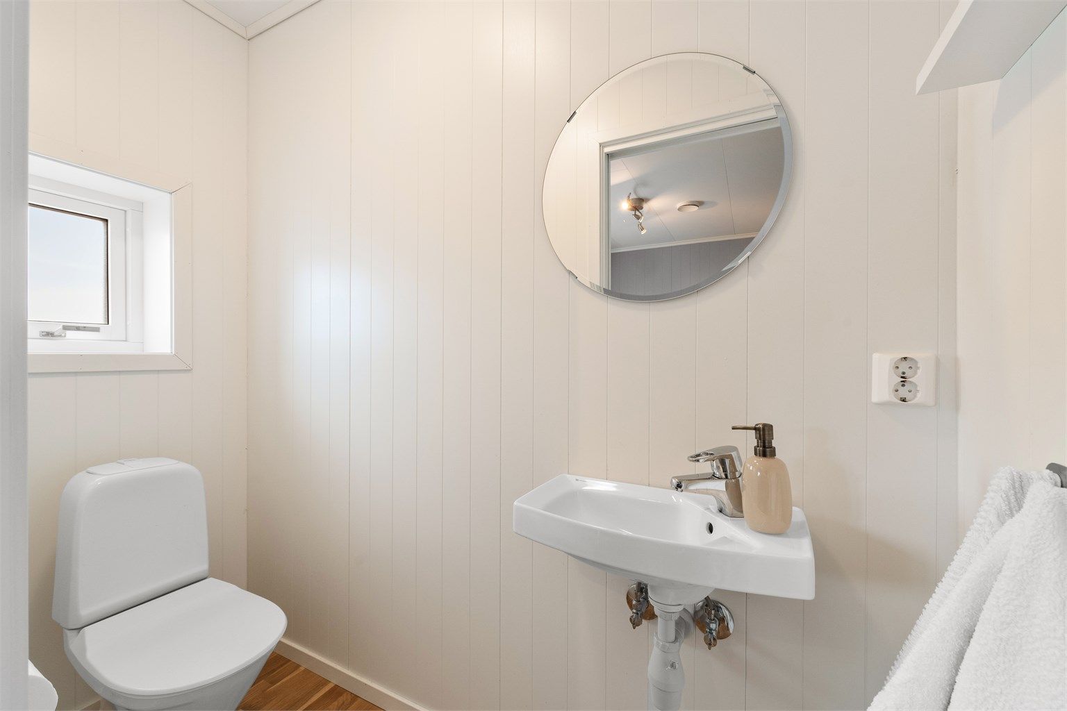 Toalettrommet er enkelt innredet, men svært praktisk plassert i oppholdsetasjen