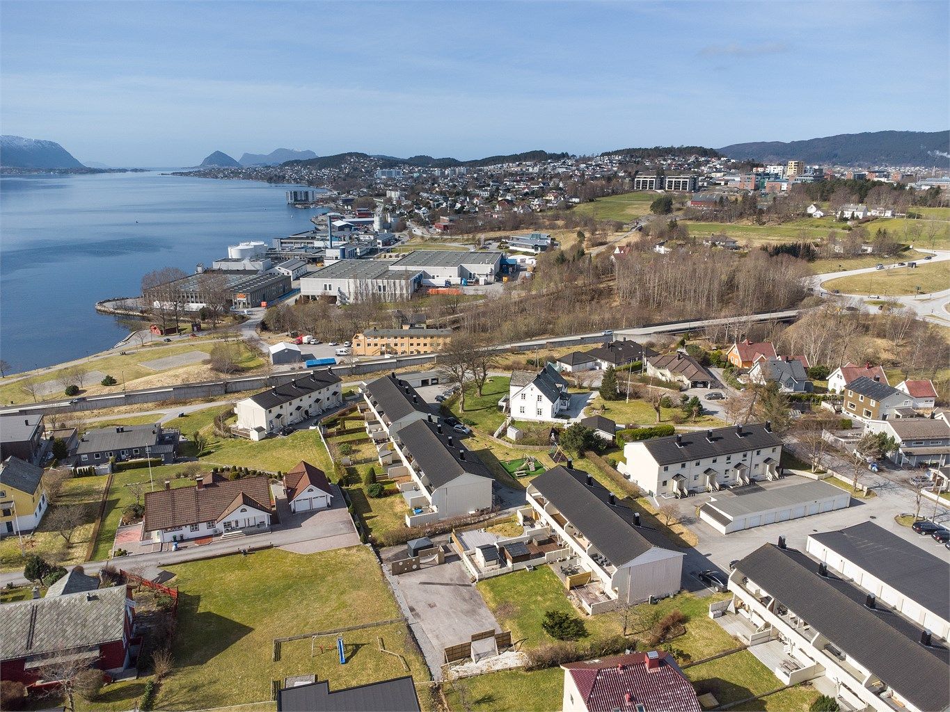 Nærhet til sjøen og flotte tur- og rekreasjonsområder ved Lillevannet og Vasstranda.
