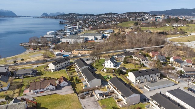 Nærhet til sjøen og flotte tur- og rekreasjonsområder ved Lillevannet og Vasstranda.