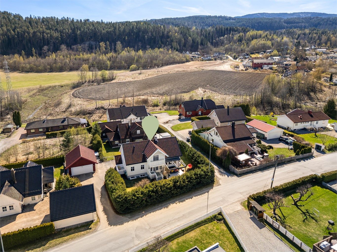 Fra eiendommen er det kort vei til Mjøndalen sentrum med et godt kollektivtilbud. Toget til Drammen tar ca. 9 minutter.