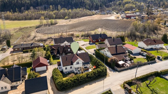 Fra eiendommen er det kort vei til Mjøndalen sentrum med et godt kollektivtilbud. Toget til Drammen tar ca. 9 minutter.