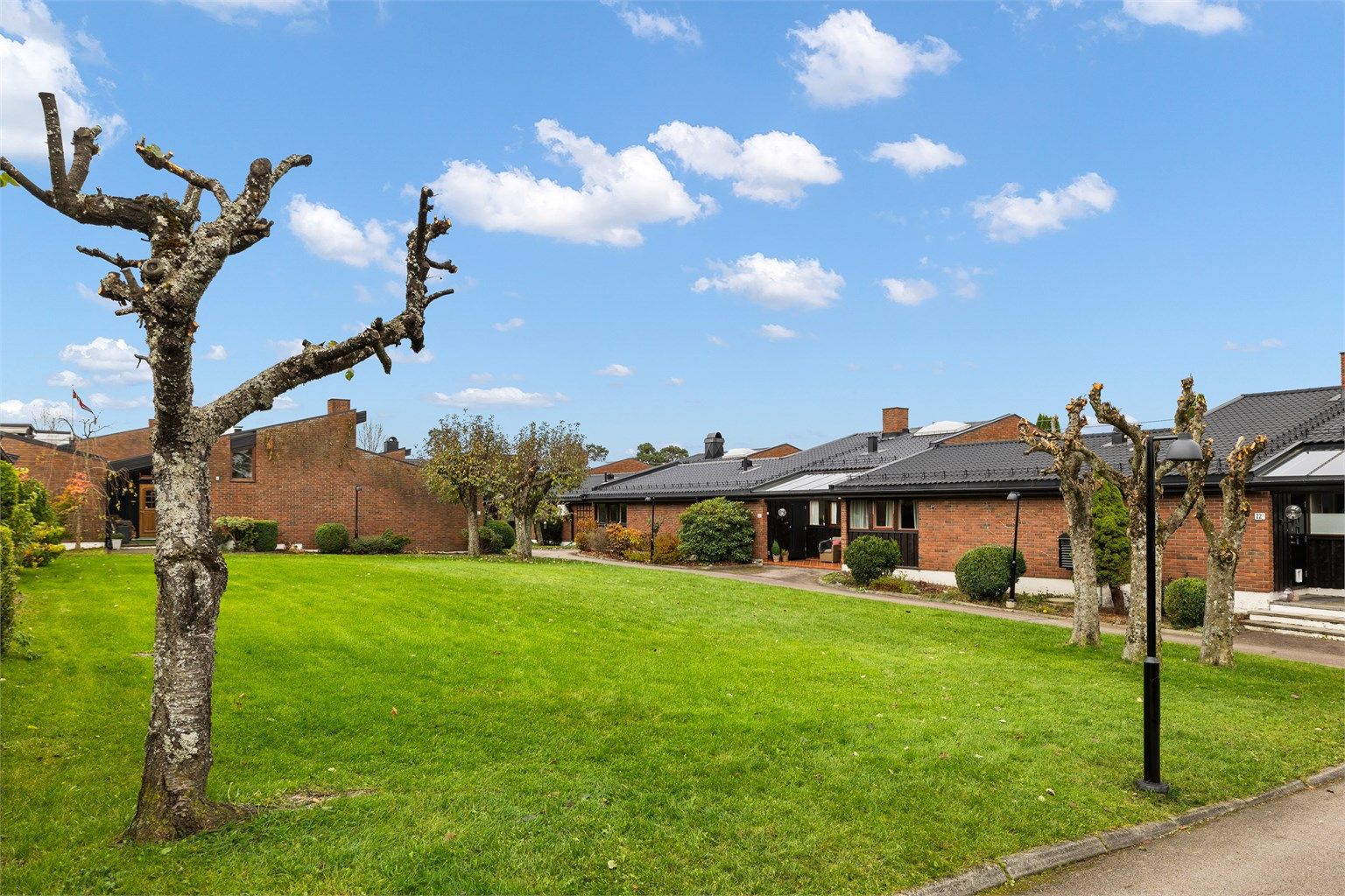 Boligen ligger i et etablert område med store, grønne fellesarealer.