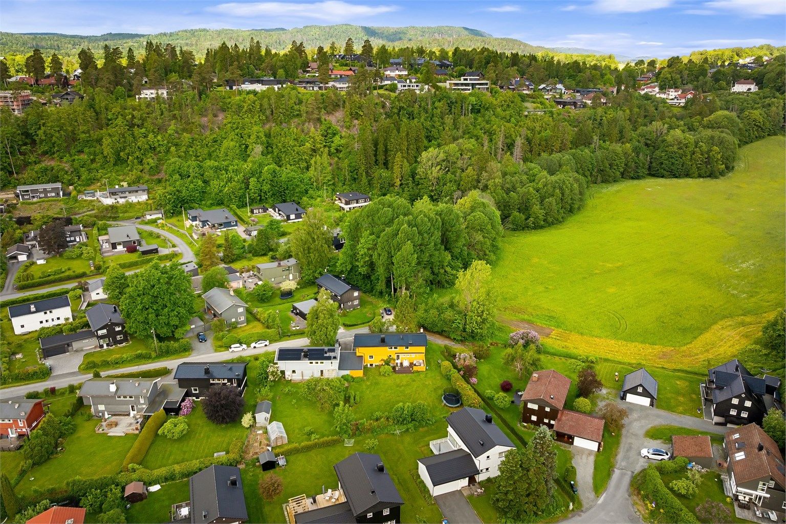 Beliggenheten kombinerer landlig ro med kort vei til servicetilbud i Sandvika og Asker.