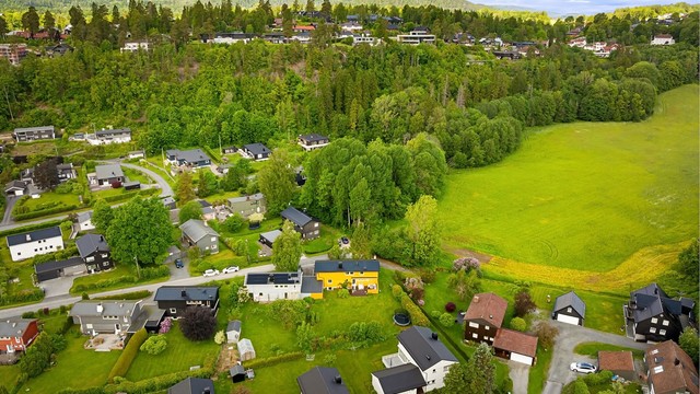Beliggenheten kombinerer landlig ro med kort vei til servicetilbud i Sandvika og Asker.