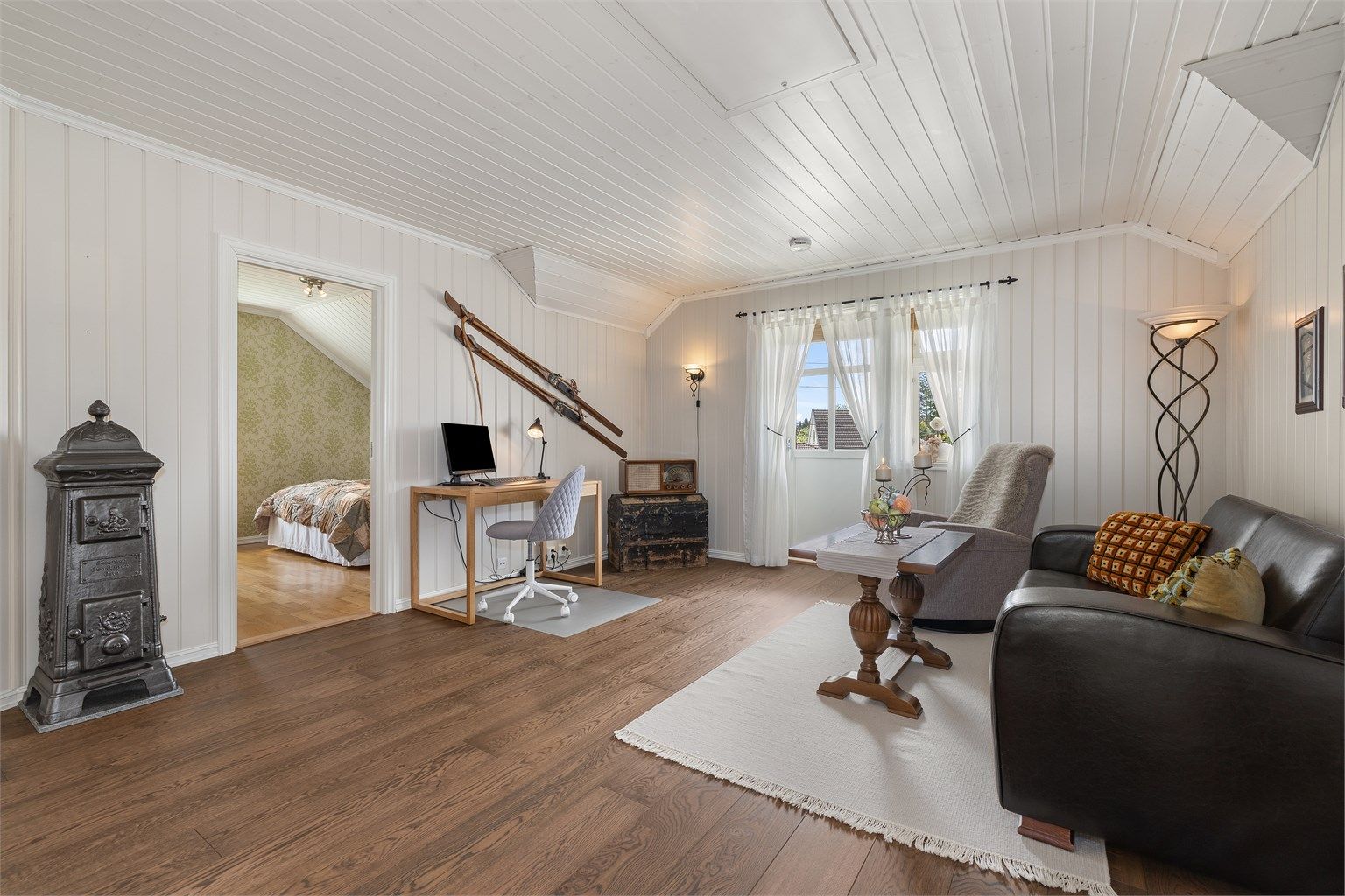 I loftsetasjen finner du en ekstra stue, perfekt som TV-krok, kontor eller lekerom.