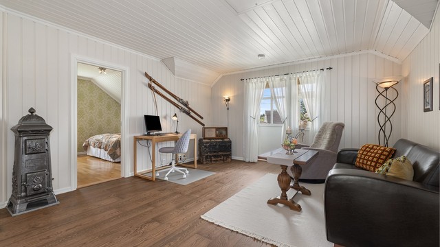 I loftsetasjen finner du en ekstra stue, perfekt som TV-krok, kontor eller lekerom.