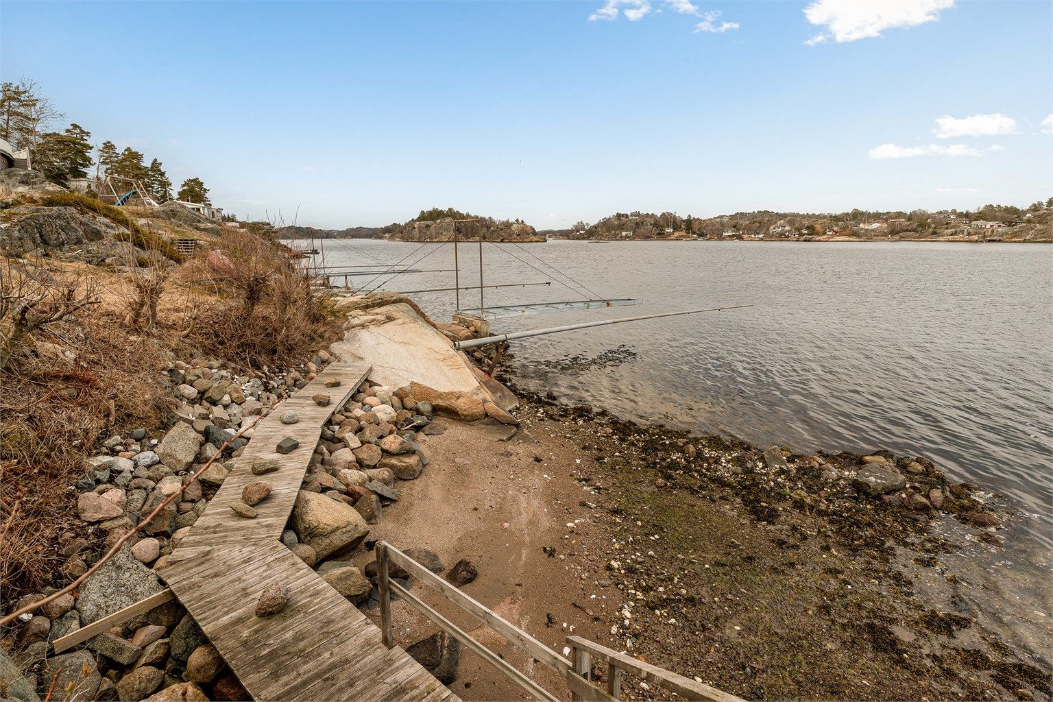 Nede ved sjøen er det fellesområder med strand og gode bademuligheter.