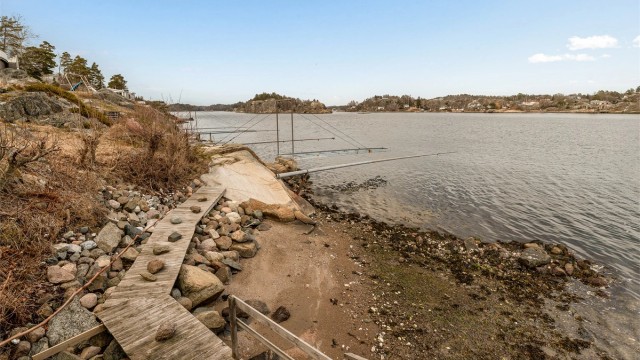 Nede ved sjøen er det fellesområder med strand og gode bademuligheter.
