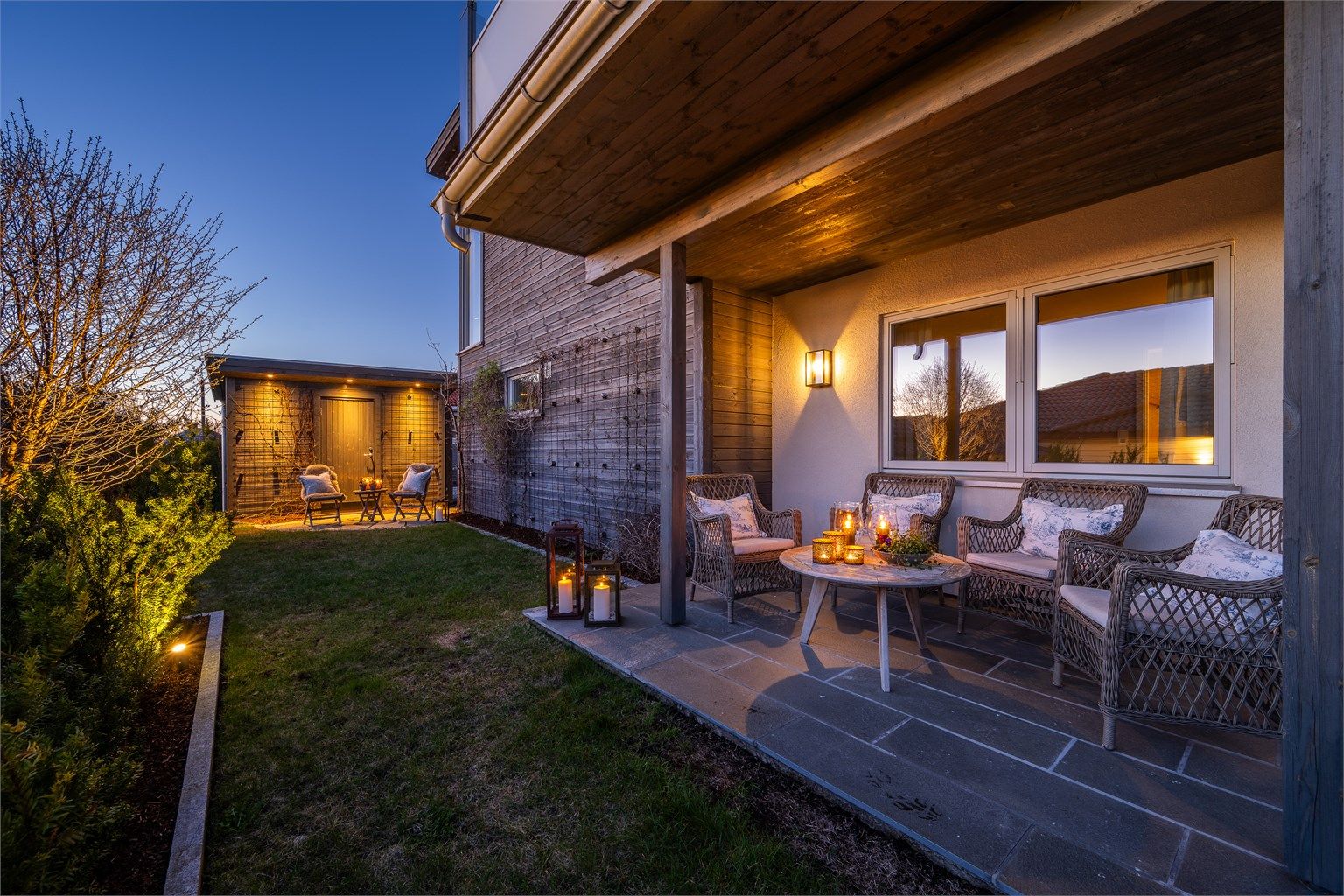 En lun og usjenert uteplass på bakkeplan.