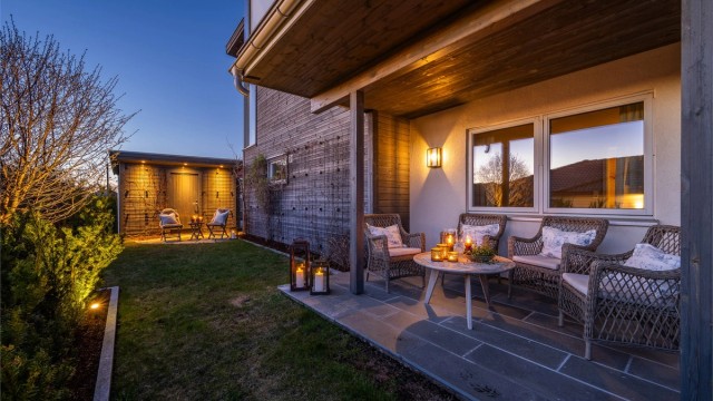 En lun og usjenert uteplass på bakkeplan.