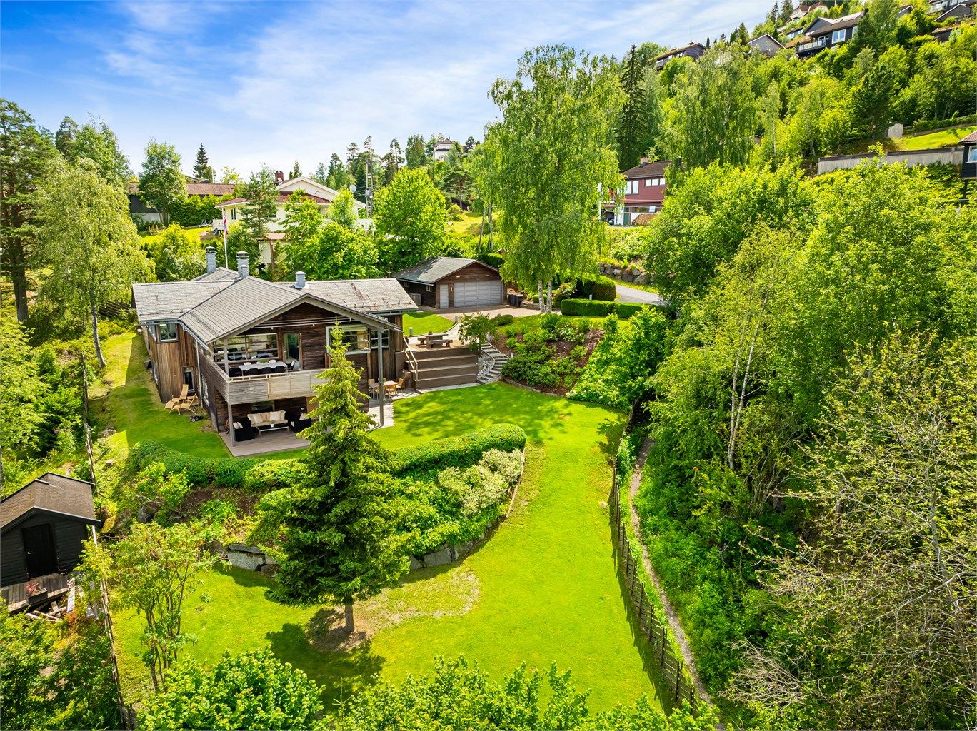 Med nesten 1,5 måls tomt har du rikelig med boltreplass