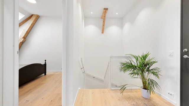 Loftsetasjen rommer en hall, to soverom og et romslig bad