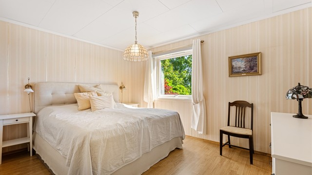 Hovedsoverom med god plass til dobbeltseng og klesoppbevaring i skap.